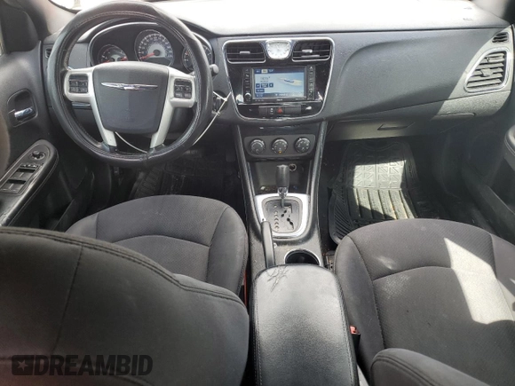 2013 Chrysler 200 Touring z VIN 1C3CCBBB4DN656469, wystawiony jako Copart lot #56731935 z przebiegiem 184 137 mil mil oraz Szkoda całkowita • Salvage title. Historia ofert i sprzedaży dostępna na DreamBid. Obrazek 8.