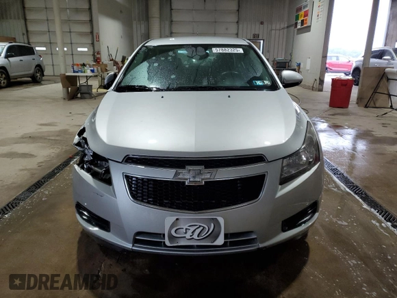 2014 Chevrolet Cruze 2LT z VIN 1G1PE5SB8E7213958, wystawiony jako Copart lot #57882325 z przebiegiem 62 626 mil mil oraz Szkoda całkowita • Salvage title. Historia ofert i sprzedaży dostępna na DreamBid. Obrazek 5.