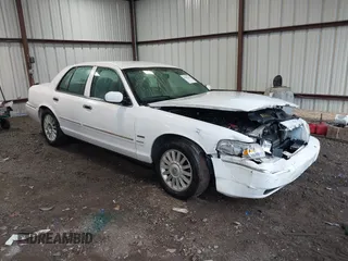 2010 Mercury Grand Marquis LS z VIN 2MEBM7FV8AX624168, wystawiony jako IAAI lot #41562263 z przebiegiem 105 364 mil mil oraz . Historia ofert i sprzedaży dostępna na DreamBid. Obrazek 1.