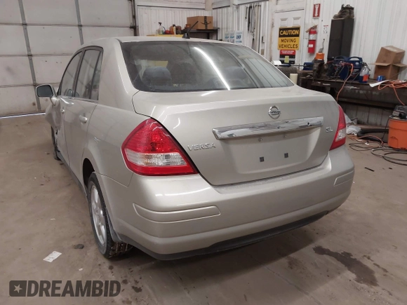 2008 Nissan Versa S z VIN 3N1BC11EX8L360197, wystawiony jako IAAI lot #41382985 z przebiegiem 79 656 mil mil oraz . Historia ofert i sprzedaży dostępna na DreamBid. Obrazek 3.