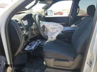 2022 Ram 2500 Tradesman z VIN 3C6UR4CJ5NG296596, wystawiony jako Copart lot #60593573 z przebiegiem Nie podano mil oraz . Historia ofert i sprzedaży dostępna na DreamBid. Obrazek 7.