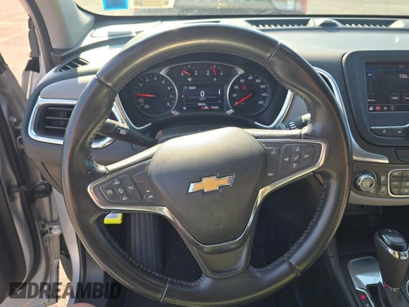 2020 Chevrolet Equinox LT z VIN 2GNAXJEV5L6230548, wystawiony jako IAAI lot #42573168 z przebiegiem 95 519 mil mil oraz . Historia ofert i sprzedaży dostępna na DreamBid. Obrazek 20.