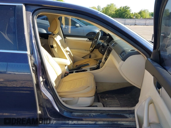 2013 Volkswagen Passat SE с VIN 1VWBN7A39DC129965, выставлен на аукционе IAAI как лот 42302910 с пробегом 182 874 миль миль и . История ставок и продаж доступна на DreamBid. Изображение 5.