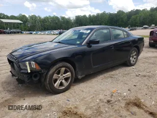 2013 Dodge Charger SE z VIN 2C3CDXBG3DH625499, wystawiony jako Copart lot #56881555 z przebiegiem 182 389 mil mil oraz Szkody całkowita. Historia ofert i sprzedaży dostępna na DreamBid. Obrazek 1.