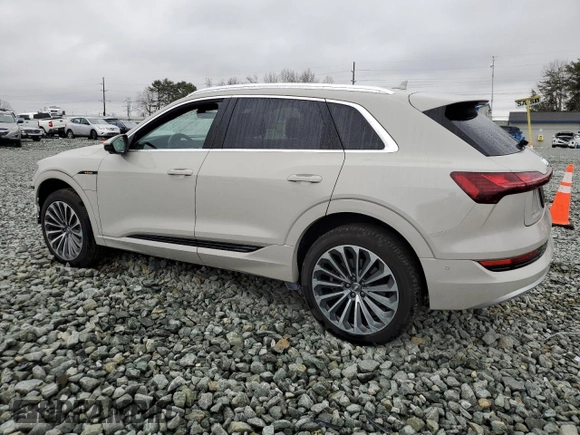 2019 Audi e-tron Prestige z VIN WA1VAAGE6KB021737, wystawiony jako Copart lot #44444585 z przebiegiem 37 227 mil mil oraz Szkody całkowita. Historia ofert i sprzedaży dostępna na DreamBid. Obrazek 2.