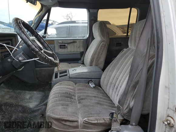 1990 GMC Suburban z VIN 1GKGR26N7LF537148, wystawiony jako Copart lot #45388815 z przebiegiem 265 951 mil mil oraz Czysty tytuł • Clean title. Historia ofert i sprzedaży dostępna na DreamBid. Obrazek 7.