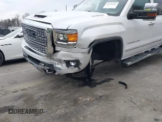 2018 GMC Sierra 2500HD Denali z VIN 1GT12UEY3JF229968, wystawiony jako IAAI lot #41679262 z przebiegiem 126 946 mil mil oraz . Historia ofert i sprzedaży dostępna na DreamBid. Obrazek 6.