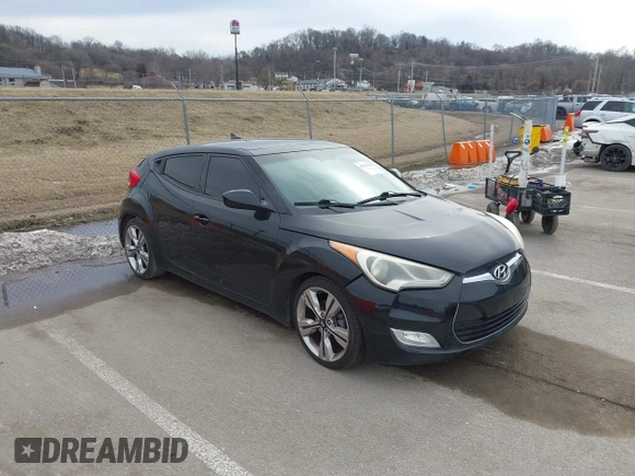 2013 Hyundai Veloster w/Black Int z VIN KMHTC6ADXDU149793, wystawiony jako IAAI lot #41537953 z przebiegiem 117 635 mil mil oraz . Historia ofert i sprzedaży dostępna na DreamBid. Obrazek 1.