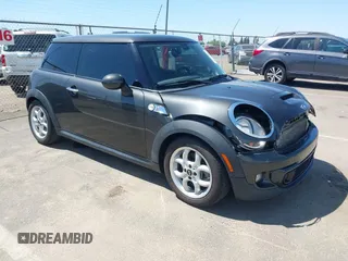 2013 MINI Hardtop S z VIN WMWSV3C56DT388937, wystawiony jako IAAI lot #42322178 z przebiegiem 47 982 mil mil oraz . Historia ofert i sprzedaży dostępna na DreamBid. Obrazek 1.