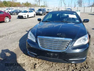 2013 Chrysler 200 Touring z VIN 1C3BCBEGXDN539546, wystawiony jako IAAI lot #41116473 z przebiegiem 142 927 mil mil oraz . Historia ofert i sprzedaży dostępna na DreamBid. Obrazek 12.