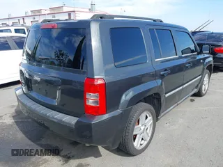 2010 Jeep Patriot Latitude z VIN 1J4NT1GA5AD676661, wystawiony jako IAAI lot #41602103 z przebiegiem 144 915 mil mil oraz . Historia ofert i sprzedaży dostępna na DreamBid. Obrazek 4.