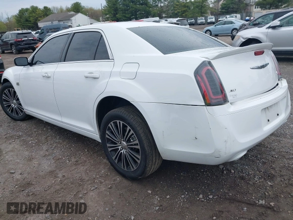 2013 Chrysler 300 S z VIN 2C3CCAGT5DH733211, wystawiony jako IAAI lot #42029043 z przebiegiem 144 414 mil mil oraz . Historia ofert i sprzedaży dostępna na DreamBid. Obrazek 3.