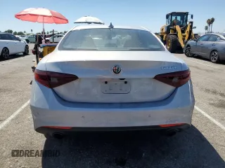 2022 Alfa Romeo Giulia z VIN ZARFAMAN6N7660086, wystawiony jako Copart lot #66881384 z przebiegiem 29 682 mil mil oraz Szkoda całkowita • Salvage title. Historia ofert i sprzedaży dostępna na DreamBid. Obrazek 6.