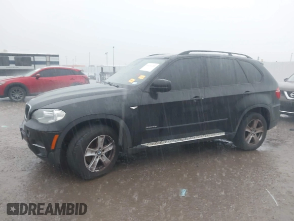 2013 BMW X5 xDrive35i z VIN 5UXZV4C53D0B23239, wystawiony jako IAAI lot #42200152 z przebiegiem 173 463 mil mil oraz . Historia ofert i sprzedaży dostępna na DreamBid. Obrazek 6.