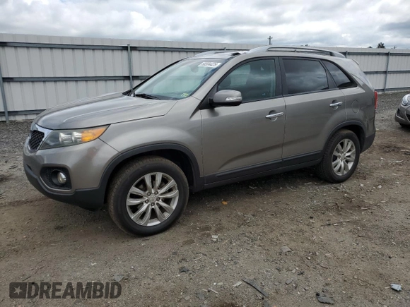 2011 Kia Sorento EX z VIN 5XYKU4A25BG002005, wystawiony jako Copart lot #56504425 z przebiegiem 192 744 mil mil oraz Szkoda całkowita • Salvage title. Historia ofert i sprzedaży dostępna na DreamBid. Obrazek 1.