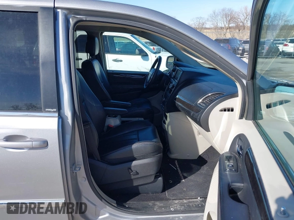2013 Chrysler Town & Country Touring-L with VIN 2C4RC1CG6DR650928, listed as a IAAI auction lot 41740639 with 198,678 mi miles. Bid and sale history available at carsss.com. Image 5.