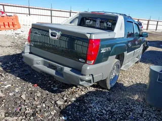 2002 Chevrolet Avalanche with VIN 3GNEC13T62G263379, listed as a IAAI auction lot 40907582 with 220,309 mi miles. Bid and sale history available at carsss.com. Image 4.
