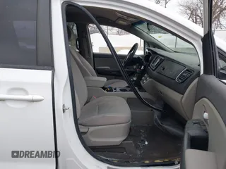 2017 Kia Sedona L with VIN KNDMA5C1XH6257708, listed as a IAAI auction lot 41758355 with 1 mi miles. Bid and sale history available at carsss.com. Image 5.
