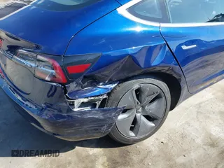 2018 Tesla Model 3 Long Range Battery z VIN 5YJ3E1EA4JF078080, wystawiony jako IAAI lot #41688015 z przebiegiem 97 886 mil mil oraz . Historia ofert i sprzedaży dostępna na DreamBid. Obrazek 6.