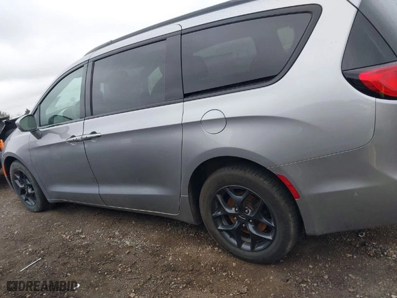 2018 Chrysler Pacifica Limited with VIN 2C4RC1GG2JR230718, listed as a IAAI auction lot 41837691 with 109,811 mi miles. Bid and sale history available at carsss.com. Image 14.