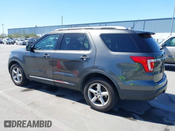 2018 Ford Explorer XLT z VIN 1FM5K7D85JGC55627, wystawiony jako IAAI lot #42261412 z przebiegiem 133 125 mil mil oraz . Historia ofert i sprzedaży dostępna na DreamBid. Obrazek 3.