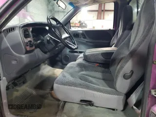 1997 Dodge Dakota z VIN 1B7FL26X3VS252323, wystawiony jako Copart lot #51695565 z przebiegiem 170 172 mil mil oraz Szkoda całkowita • Salvage title. Historia ofert i sprzedaży dostępna na DreamBid. Obrazek 7.