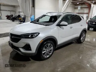 2022 Buick Encore GX Essence z VIN KL4MMGSL2NB119549, wystawiony jako Copart lot #64615915 z przebiegiem 19 025 mil mil oraz Szkoda całkowita • Salvage title. Historia ofert i sprzedaży dostępna na DreamBid. Obrazek 1.