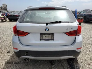 2015 BMW X1 sDrive28i z VIN WBAVM1C55FV317854, wystawiony jako Copart lot #52201705 z przebiegiem 86 015 mil mil oraz Szkoda całkowita • Salvage title. Historia ofert i sprzedaży dostępna na DreamBid. Obrazek 6.