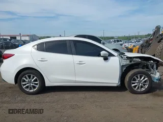 2018 Mazda 3 Sport z VIN 3MZBN1U7XJM197018, wystawiony jako IAAI lot #42229988 z przebiegiem 82 555 mil mil oraz . Historia ofert i sprzedaży dostępna na DreamBid. Obrazek 13.