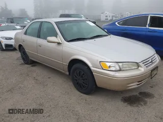 1999 Toyota Camry LE z VIN 4T1BG22K9XU890219, wystawiony jako IAAI lot #41878448 z przebiegiem 196 740 mil mil oraz . Historia ofert i sprzedaży dostępna na DreamBid. Obrazek 1.