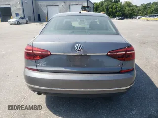 2017 Volkswagen Passat S z VIN 1VWAT7A38HC056059, wystawiony jako Copart lot #57657135 z przebiegiem 117 504 mil mil oraz Szkoda całkowita • Salvage title. Historia ofert i sprzedaży dostępna na DreamBid. Obrazek 6.