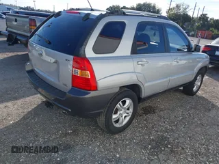 2005 Kia Sportage LX z VIN KNDJF723X57077945, wystawiony jako IAAI lot #41431249 z przebiegiem 145 334 mil mil oraz . Historia ofert i sprzedaży dostępna na DreamBid. Obrazek 4.