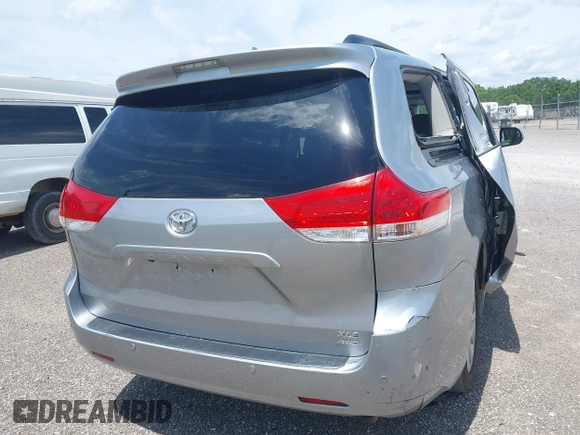2012 Toyota Sienna XLE z VIN 5TDDK3DCXCS032053, wystawiony jako IAAI lot #42423082 z przebiegiem 338 112 mil mil oraz . Historia ofert i sprzedaży dostępna na DreamBid. Obrazek 16.
