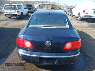 2004 Volkswagen Phaeton V8 z VIN WVWAF63D048009440, wystawiony jako IAAI lot #41495309 z przebiegiem 108 685 mil mil oraz . Historia ofert i sprzedaży dostępna na DreamBid. Obrazek 16.