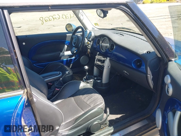 2006 MINI Hardtop S z VIN WMWRE33576TN29015, wystawiony jako IAAI lot #42362228 z przebiegiem 74 682 mil mil oraz . Historia ofert i sprzedaży dostępna na DreamBid. Obrazek 5.