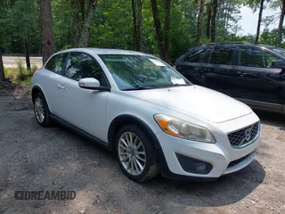 2011 Volvo C30 z VIN YV1672MK3B2212034, wystawiony jako IAAI lot #42503323 z przebiegiem 195 809 mil mil oraz . Historia ofert i sprzedaży dostępna na DreamBid. Obrazek 1.
