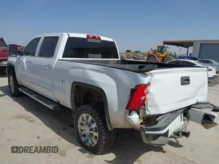 2017 GMC Sierra 2500HD Denali z VIN 1GT12UEY0HF111676, wystawiony jako IAAI lot #41834597 z przebiegiem 357 956 mil mil oraz . Historia ofert i sprzedaży dostępna na DreamBid. Obrazek 3.