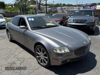 2006 Maserati Quattroporte z VIN ZAMCE39A960021168, wystawiony jako Copart lot #56921785 z przebiegiem 54 505 mil mil oraz Tytuł czysty. Historia ofert i sprzedaży dostępna na DreamBid. Obrazek 1.