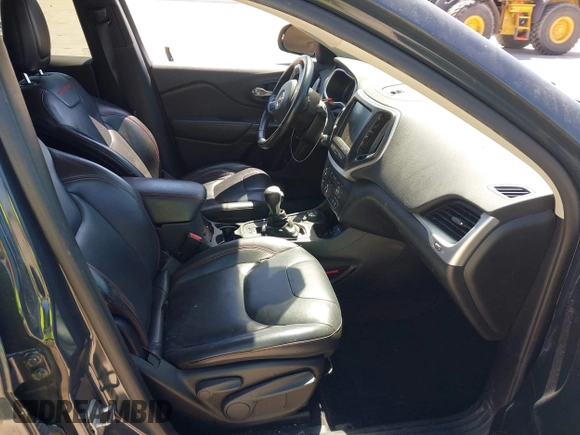 2016 Jeep Cherokee Trailhawk with VIN 1C4PJMBS3GW232519, listed as a IAAI auction lot 41937545 with Not provided miles and . Bid and sale history available at DreamBid. Image 5.