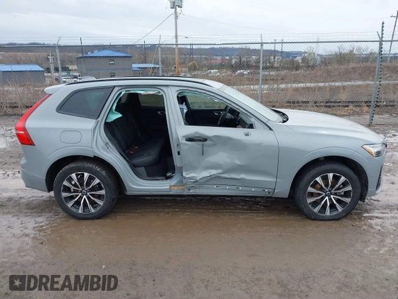 2024 Volvo XC60 Plus Dark Theme z VIN YV4L12RL3R1757157, wystawiony jako IAAI lot #41732352 z przebiegiem 11 056 mil mil oraz . Historia ofert i sprzedaży dostępna na DreamBid. Obrazek 14.