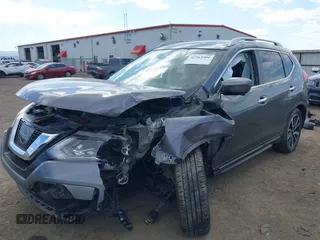 2017 Nissan Rogue SL z VIN JN8AT2MV9HW018040, wystawiony jako IAAI lot #42363401 z przebiegiem 76 020 mil mil oraz . Historia ofert i sprzedaży dostępna na DreamBid. Obrazek 17.