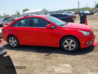 2014 Chevrolet Cruze 1LT z VIN 1G1PC5SBXE7230301, wystawiony jako IAAI lot #42403785 z przebiegiem 141 630 mil mil oraz . Historia ofert i sprzedaży dostępna na DreamBid. Obrazek 14.
