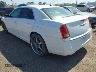 2013 Chrysler 300 z VIN 2C3CCAAG5DH626462, wystawiony jako IAAI lot #42266194 z przebiegiem 268 669 mil mil oraz . Historia ofert i sprzedaży dostępna na DreamBid. Obrazek 3.