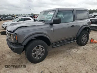 2024 Ford Bronco Big Bend z VIN 1FMDE7AH0RLA55295, wystawiony jako Copart lot #56013035 z przebiegiem 3383 mil mil oraz Szkody całkowita. Historia ofert i sprzedaży dostępna na DreamBid. Obrazek 1.