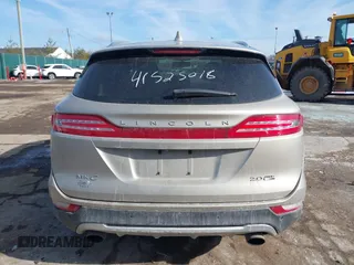 2015 Lincoln MKC z VIN 5LMCJ2A96FUJ47386, wystawiony jako IAAI lot #41525018 z przebiegiem 97 670 mil mil oraz . Historia ofert i sprzedaży dostępna na DreamBid. Obrazek 16.
