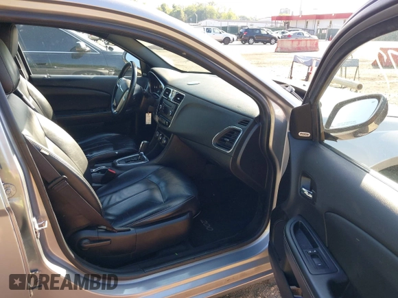 2014 Chrysler 200 Limited z VIN 1C3CCBCG3EN157576, wystawiony jako IAAI lot #42246877 z przebiegiem 148 144 mil mil oraz . Historia ofert i sprzedaży dostępna na DreamBid. Obrazek 5.