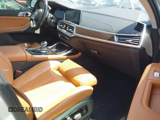 2019 BMW X7 xDrive50i z VIN 5UXCX4C54KLS38649, wystawiony jako IAAI lot #42435379 z przebiegiem 60 905 mil mil oraz . Historia ofert i sprzedaży dostępna na DreamBid. Obrazek 5.