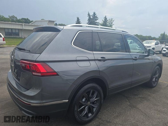 2024 Volkswagen Tiguan SE with VIN 3VV3B7AX6RM103866, listed as a IAAI auction lot 42751181 with 31,978 mi miles and . Bid and sale history available at DreamBid. Image 5.