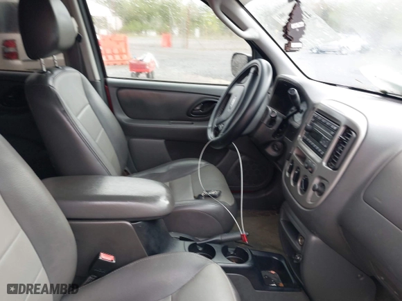 2004 Ford Escape XLT with VIN 1FMYU93114KB05975, listed as a IAAI auction lot 41929538 with 161,461 mi miles. Bid and sale history available at carsss.com. Image 5.