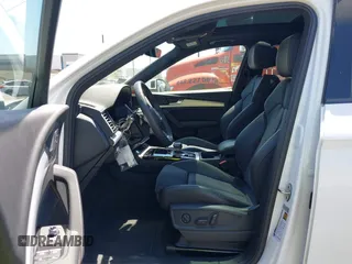 2024 Audi Q5 S line Premium Plus z VIN WA1E2AFY5R2043487, wystawiony jako IAAI lot #41938172 z przebiegiem 19 658 mil mil oraz . Historia ofert i sprzedaży dostępna na DreamBid. Obrazek 5.